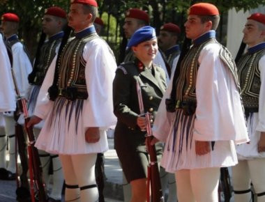 Η αξιωματικός που φρoντίζει... την παρουσία των ευζώνων! (φωτό)